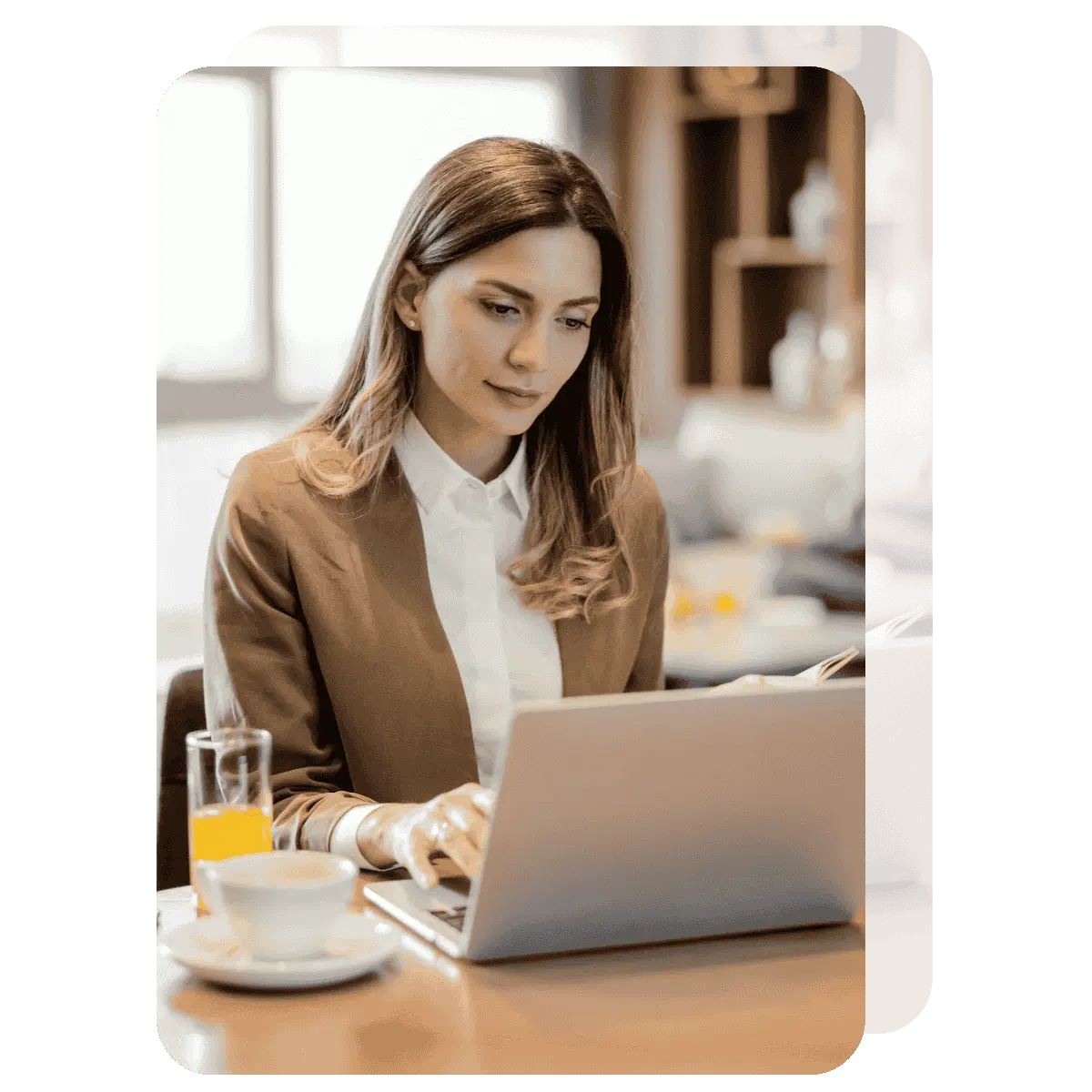 HR professional managing key HR challenges swiftly using SmartHCM, AI pwered cloud based HR software for Australia & new Zealand